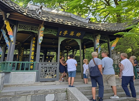visiting Zuiweng Pavilion